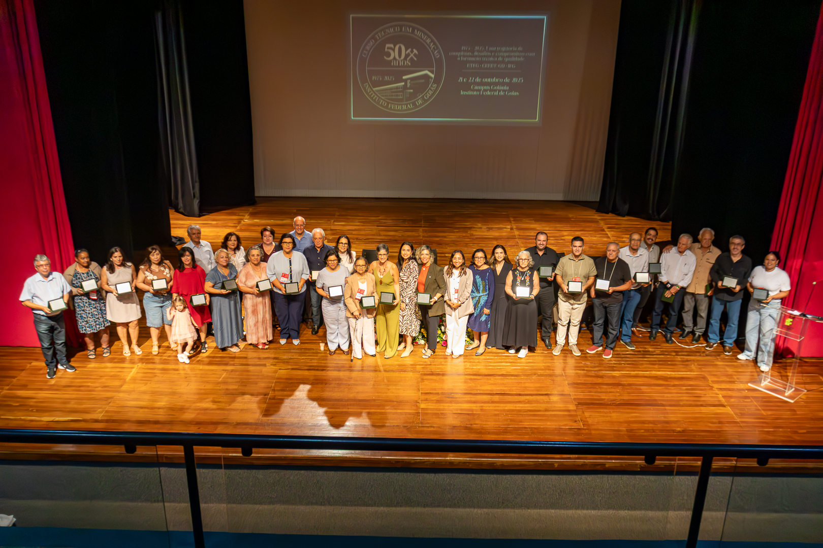 Ao todo, 32 convidados foram homenageados, entre egressos, professores fundadores, gestores, servidores da Instituição, familiares em homenagem póstuma.